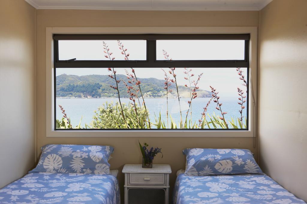 Tipi And Bobs Waterfront Lodge Tryphena Экстерьер фото