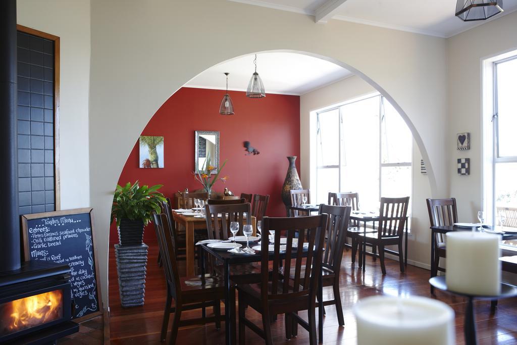Tipi And Bobs Waterfront Lodge Tryphena Экстерьер фото